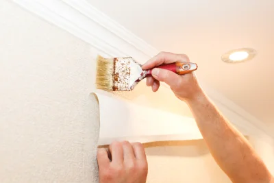 Pose de papier peint à Mours — revêtements muraux et toiles de verre